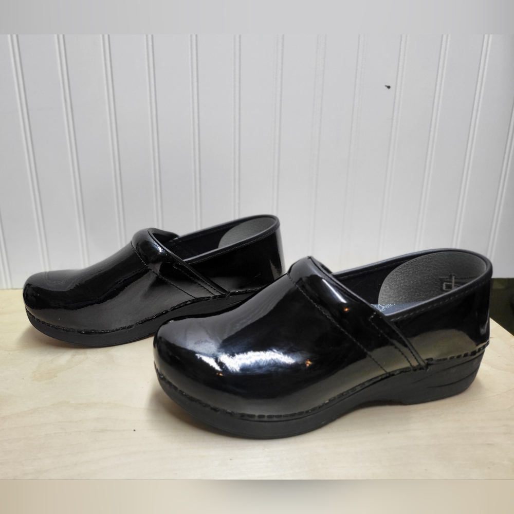 Dansko XP 2.0 Black Clogs